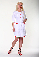 Женский медицинский халат белый с красными пуговицами