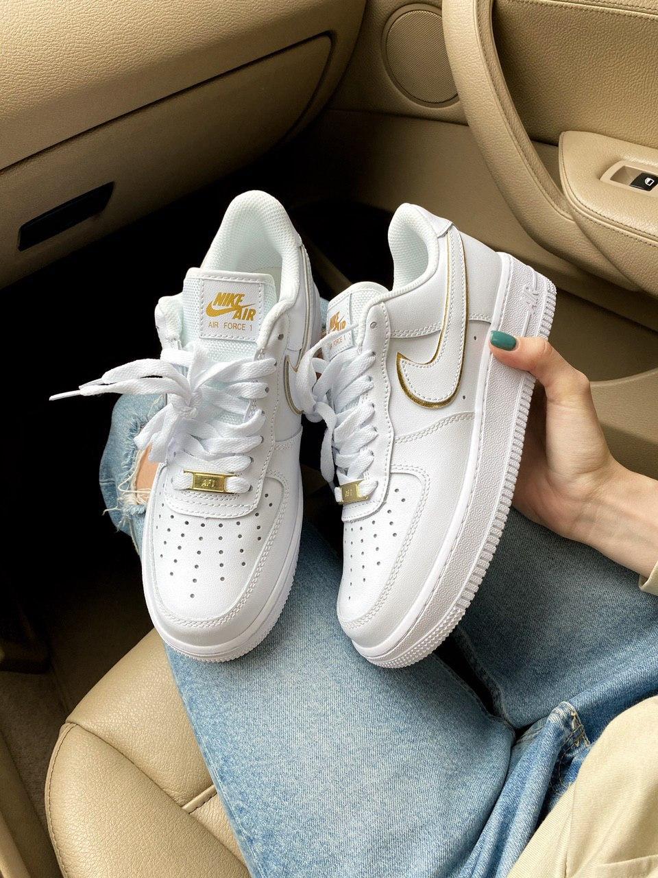 Чоловічі / жіночі кросівки Nike Air Force 1 07 Essential White & Gold | Найк Аір Форс 1 Низькі Білі з Золотим