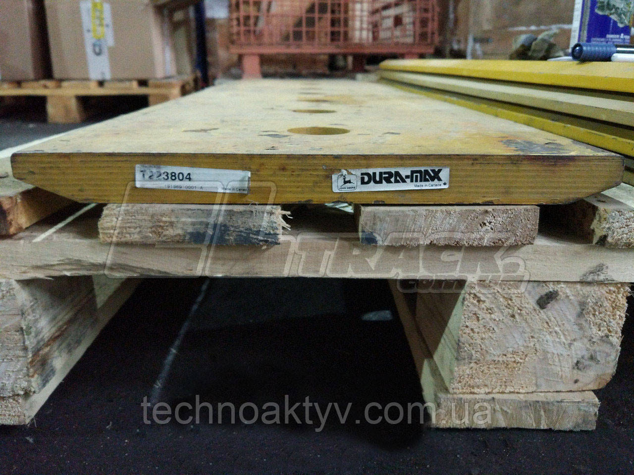 Ніж (ковша/відвалу) John Deere 1050C, 1050J центральний T223804