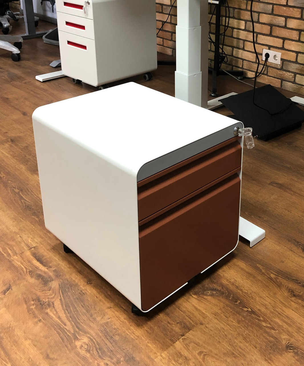 ТУМБА ОФИСНАЯ, МЕТАЛЛИЧЕСКАЯ с ЗАМКОМ (на все 3 ящика), МОБИЛЬНАЯ на ...