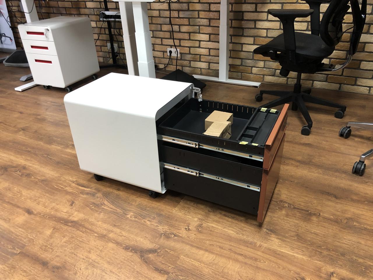 ТУМБА ОФИСНАЯ, МЕТАЛЛИЧЕСКАЯ с ЗАМКОМ (на все 3 ящика), МОБИЛЬНАЯ на ...