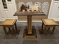 Шахматный набор: стол "Bright Victory", классические фигуры с резьбой по дереву и два табурета. Ручная работа