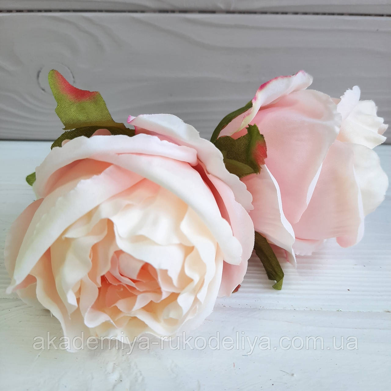 Троянди з тканини (головка без листя) біла з ніжно рожевим відтінком — 8 см, фото 1