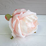 Троянди з тканини (головка без листя) біла з ніжно рожевим відтінком — 8 см, фото 2