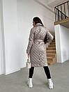 Жіноче стеганное пальто в ромбик на кнопках з поясом і відкладним коміром (р. 42-50) 6502235, фото 7