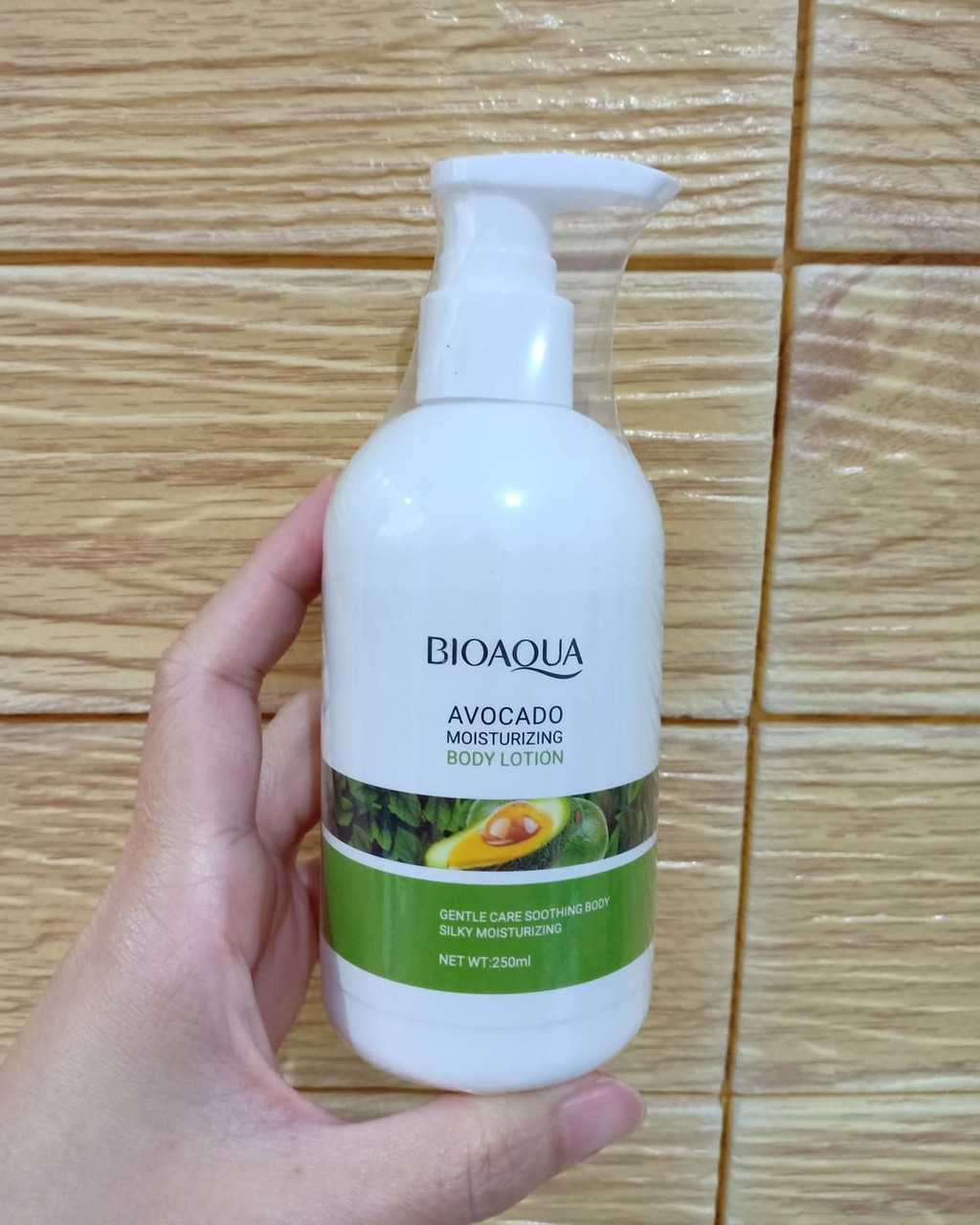 Лосьйон для тіла зволожувальний з олією авокадо Bioaqua Avocado Extract 250 мл