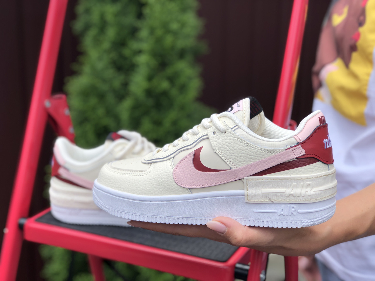 Жіночі шкіряні кросівки Nike Air Force 1 Shadow бежеві з рожевим