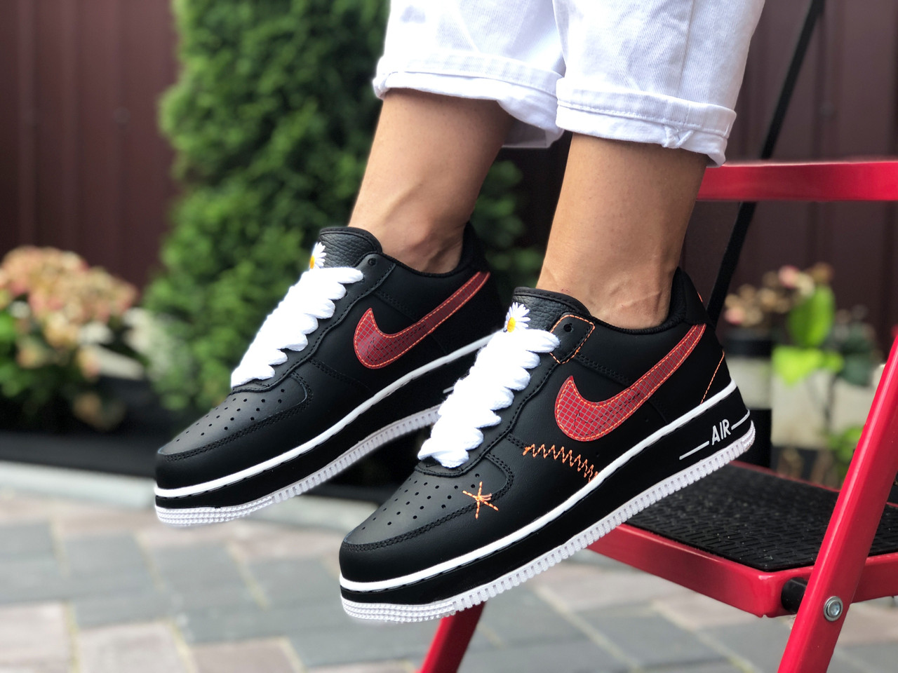 Жіночі шкіряні кросівки Nike Air Force 1 чорно білі \ червоні