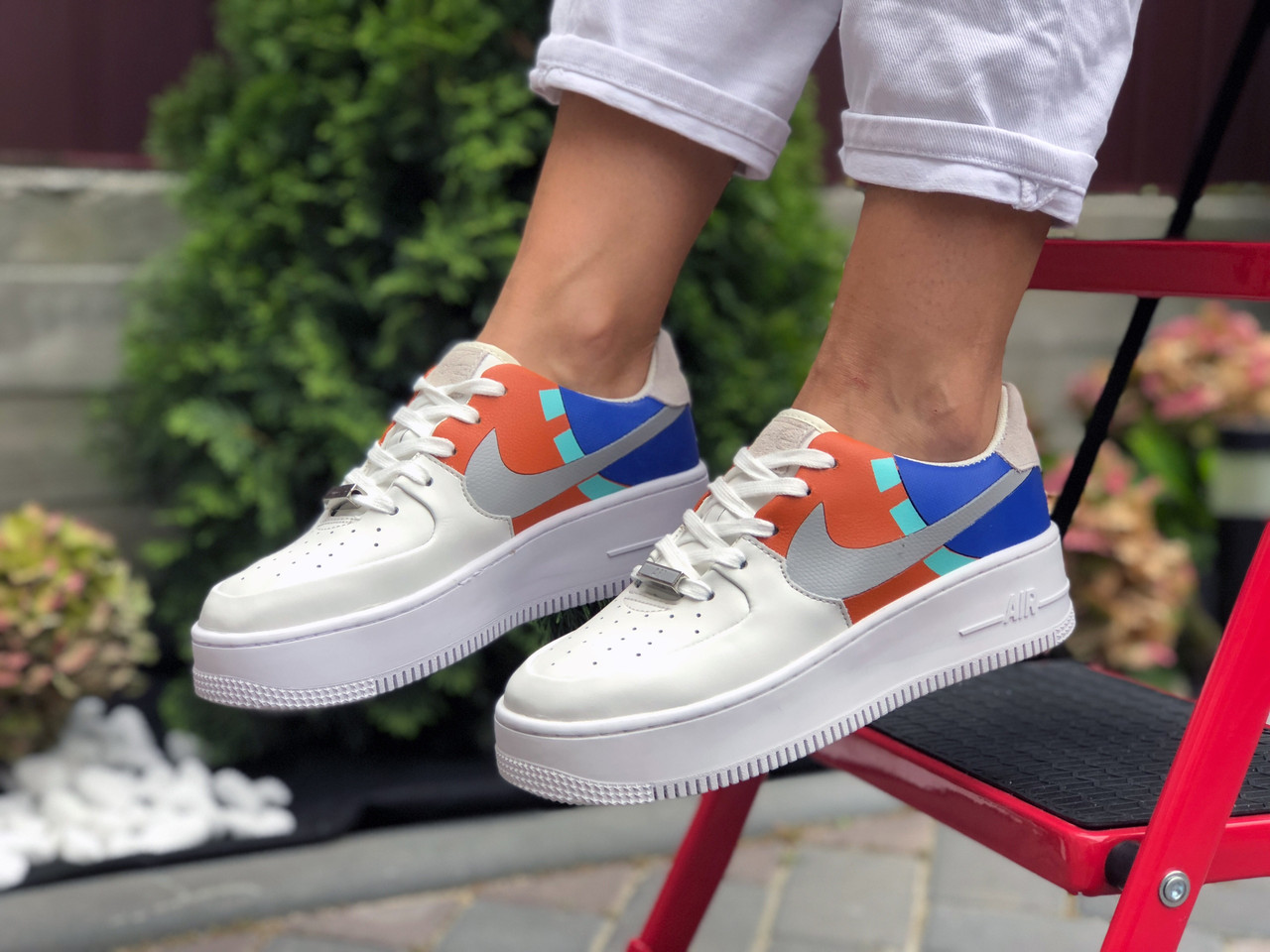 Жіночі шкіряні кросівки Nike Air Force 1 білі з рудим