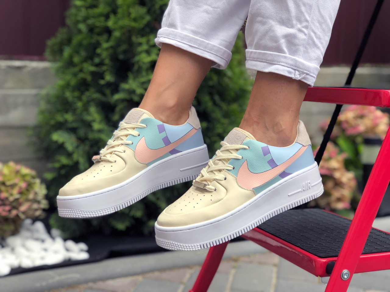 Жіночі шкіряні кросівки Nike Air Force 1 бежеві з блакитним