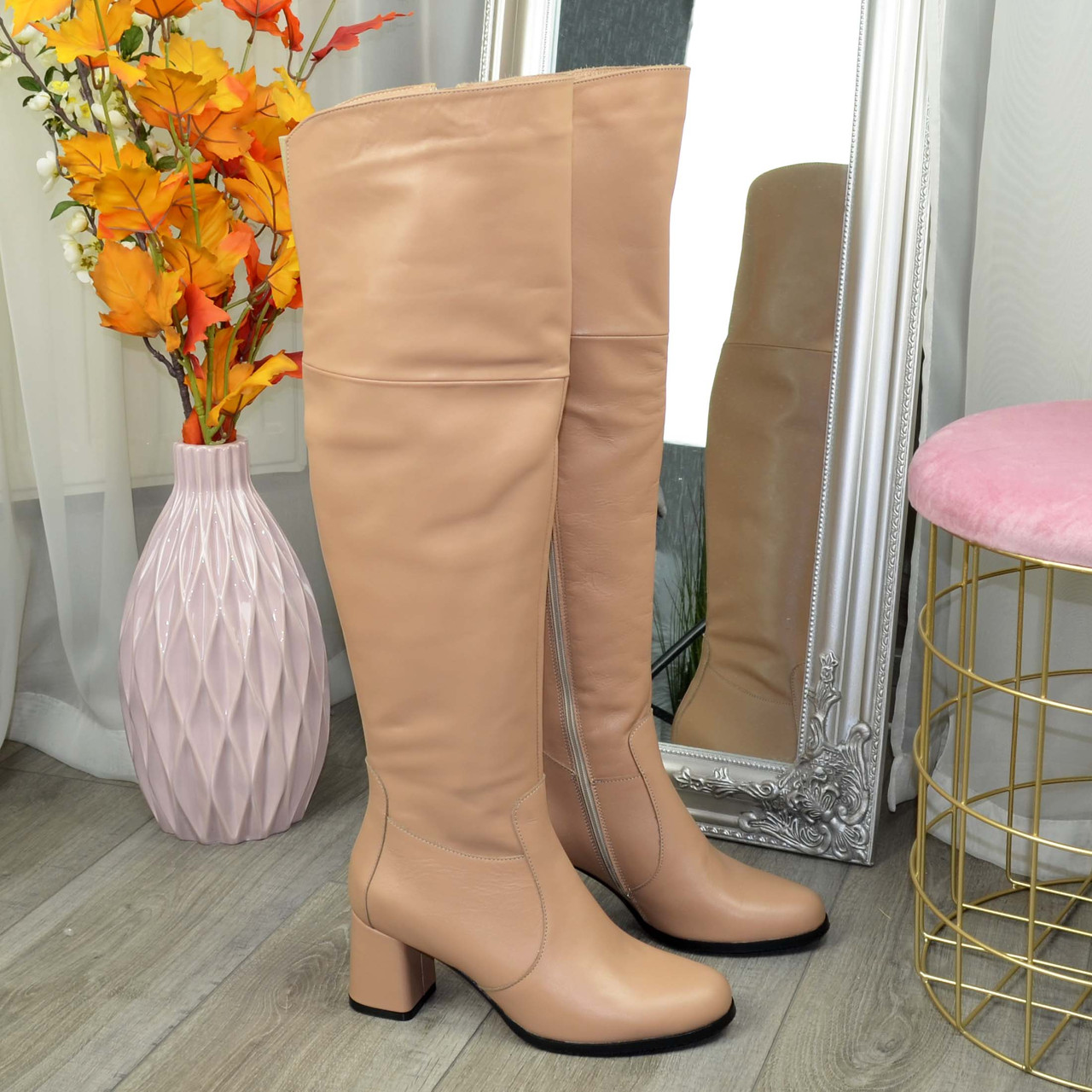 Жіночі шкіряні ботфорти на невисокому стійкому каблуці, колір латте, фото 1
