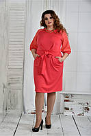 Коралловое платье трикотажное деловое модное до колена с карманами большой размер 56