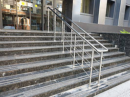 Нержавеющие перила для лестницы на улице. Центр предоставления административных услуг г. Харьков. 1