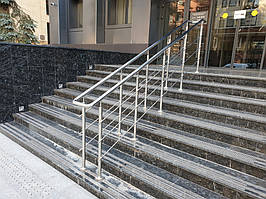 Нержавеющие перила для лестницы на улице. Центр предоставления административных услуг г. Харьков. 2