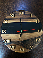 Настенные часы из натурального дерева и эпоксидной смолы с римскими цифрами