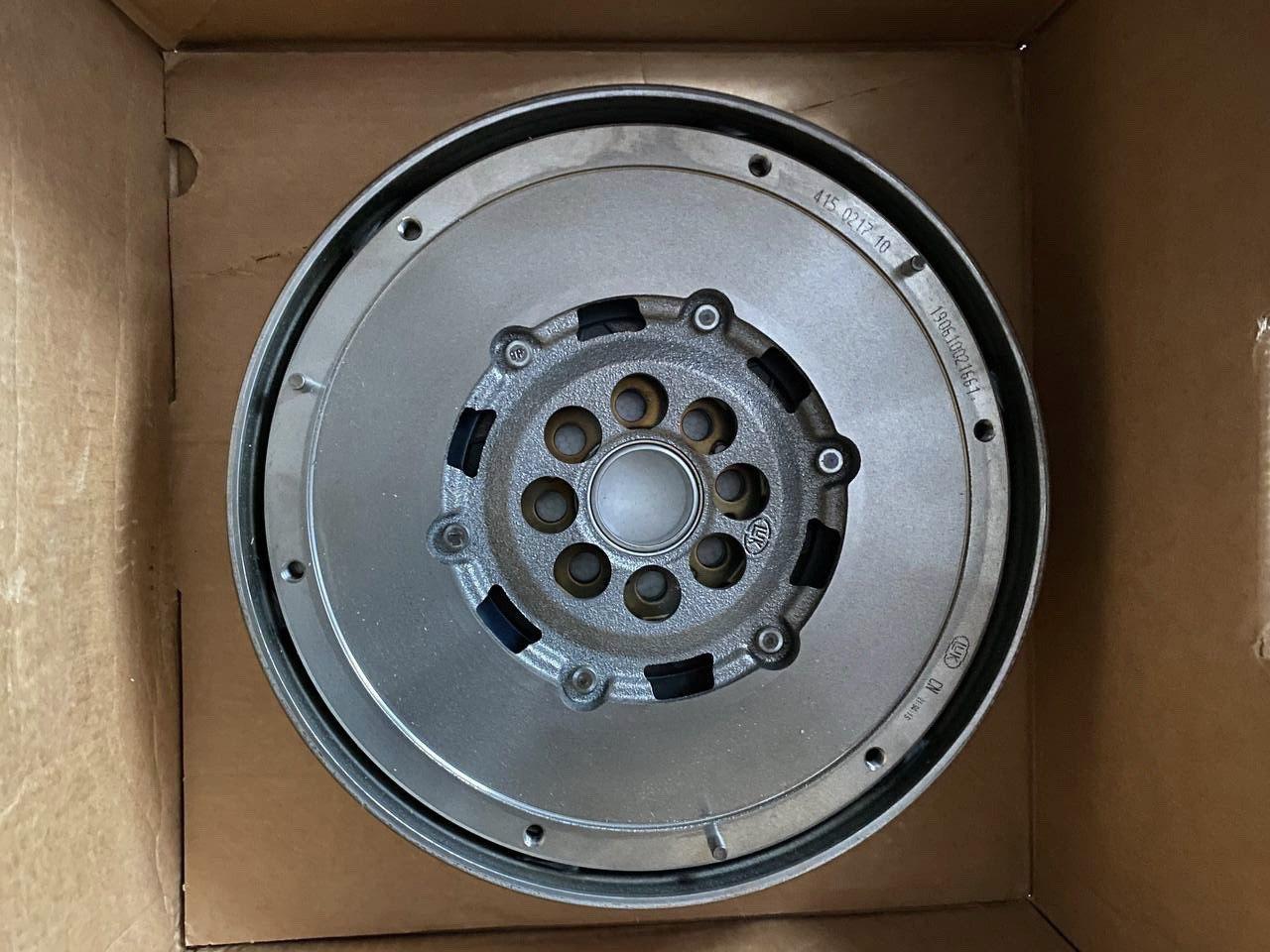 Двухмассовый маховик, демпфер LUK 415021710 MAZDA 6 2,0 DI 02-
