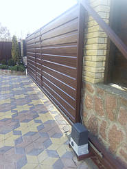 Автоматические откатные ворота со встроенной калиткой. Горизонтальное заполнение глянцевым профнастилом. Автоматика Gant IZ-1000, Китай.