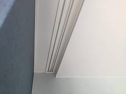 Натяжна стеля з гардиною в спальню