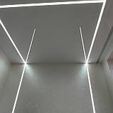 Натяжна стеля зі світловими лініями у вітальню, фото 8