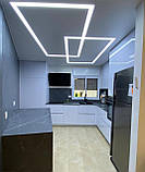 Натяжна стеля зі світловими лініями у вітальню, фото 6