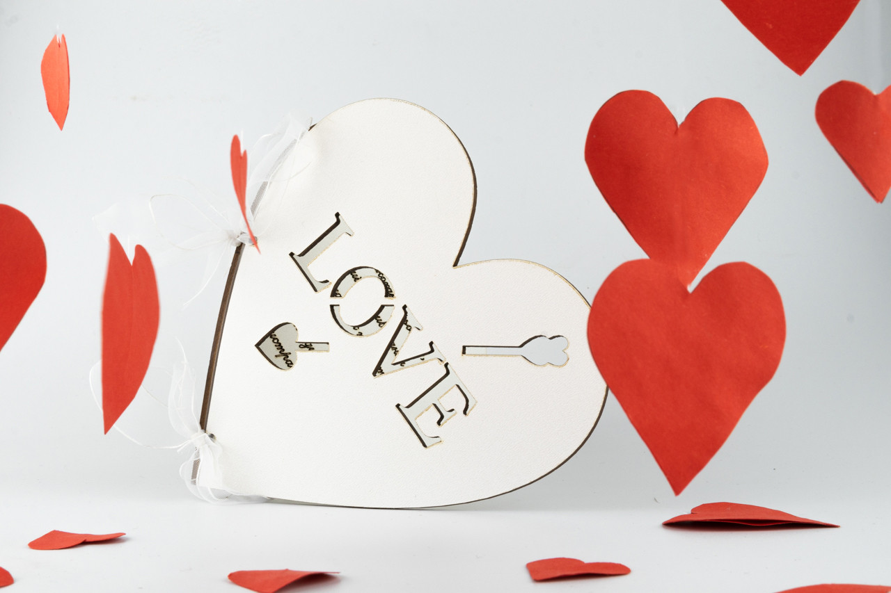 Валентинка еко-відкриткав формі серця із фанери з гравіюванням "LOVE" 150*150