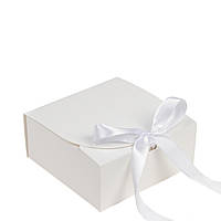 Подарункова коробка зі стрічкою 115х115х50 біла