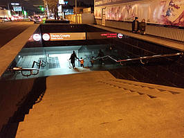 Перила и поручни для лестниц, из нержавеющей стали.  Станция Метро Дворец Спорта,  г.Харьков 2