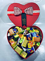 Жвачки Love is... в подарочной упаковке 200 шт красная с клетчатым бантом коробочка