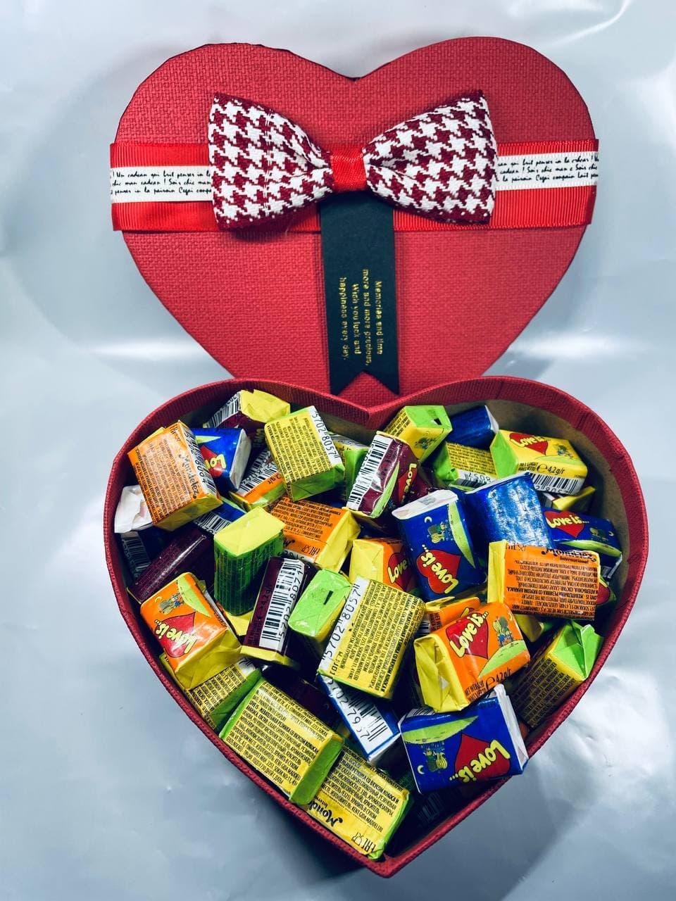 Жуйки Love is... в подарунковій упаковці 100 шт червона з картатим бантом коробочка