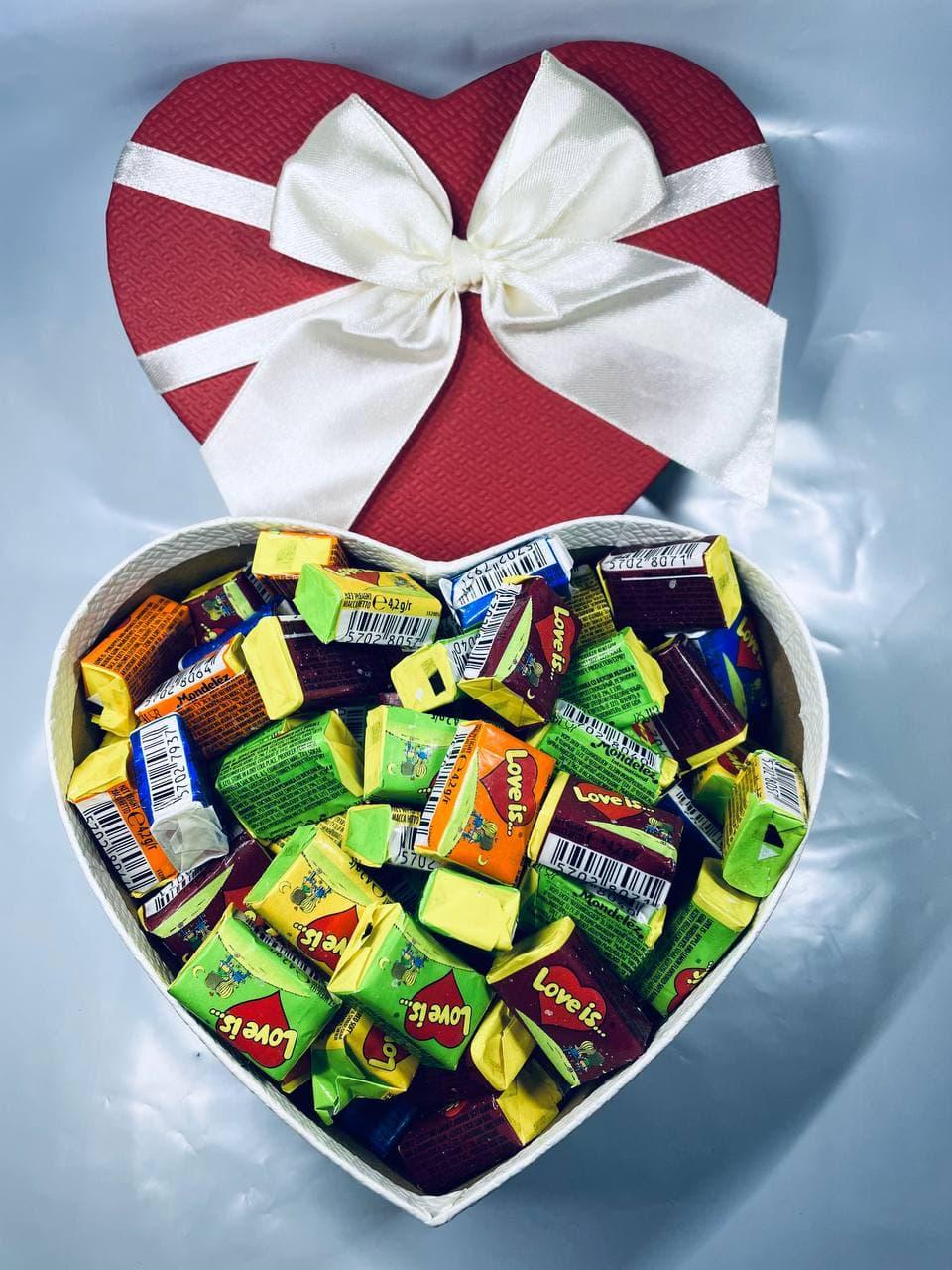 Жуйки Love is... в подарунковій упаковці 300 шт червоно-біла з білим бантом коробочка