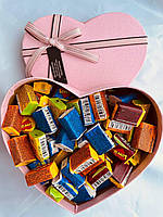 Жуйки Love is... в подарунковій упаковці 300 шт рожева коробочка з рожевою стрічкою