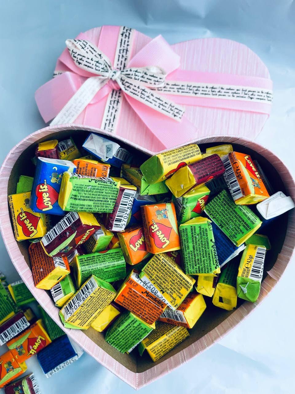 Жуйки Love is... в подарунковій упаковці 200 шт рожева коробочка з рожевим бантом