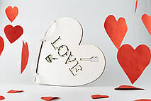 Красива листівка з дерева на 14 лютого, день Валентина, день закоханих.