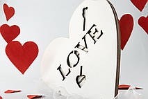 Красива листівка з дерева на 14 лютого, день Валентина, день закоханих.