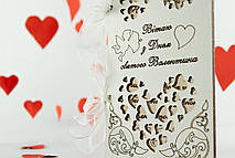 Красива листівка з дерева на 14 лютого, день Валентина, день закоханих.