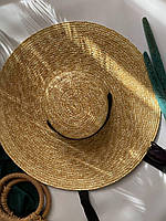 Женская соломенная шляпка с ровными краями с черной ленточкой