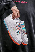 Женская обувь с яркими вставками Nike Air Force 1 Essential. Кроссы для девушек Найк Аир Форс 1 белого цвета.