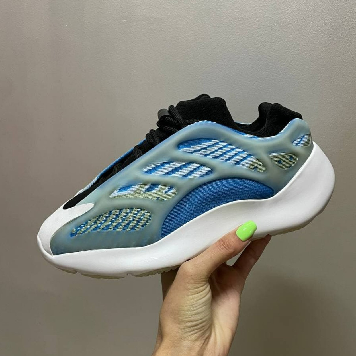 Кросівки жіночі Adidas Yeezy Boost 700 v3 Arzareth блакитні адідас із буст повсякденні стильні кроси, фото 1