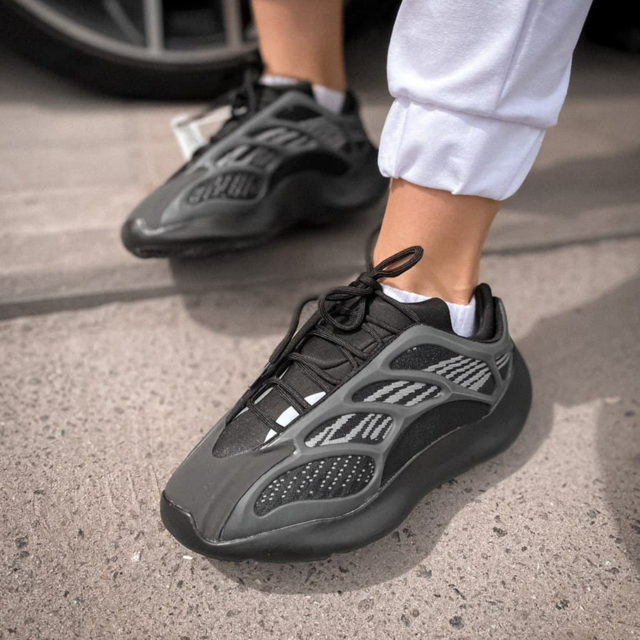 Кросівки жіночі Adidas Yeezy Boost 700 V3 Black чорні адідас і буст повсякденні стильні кроси
