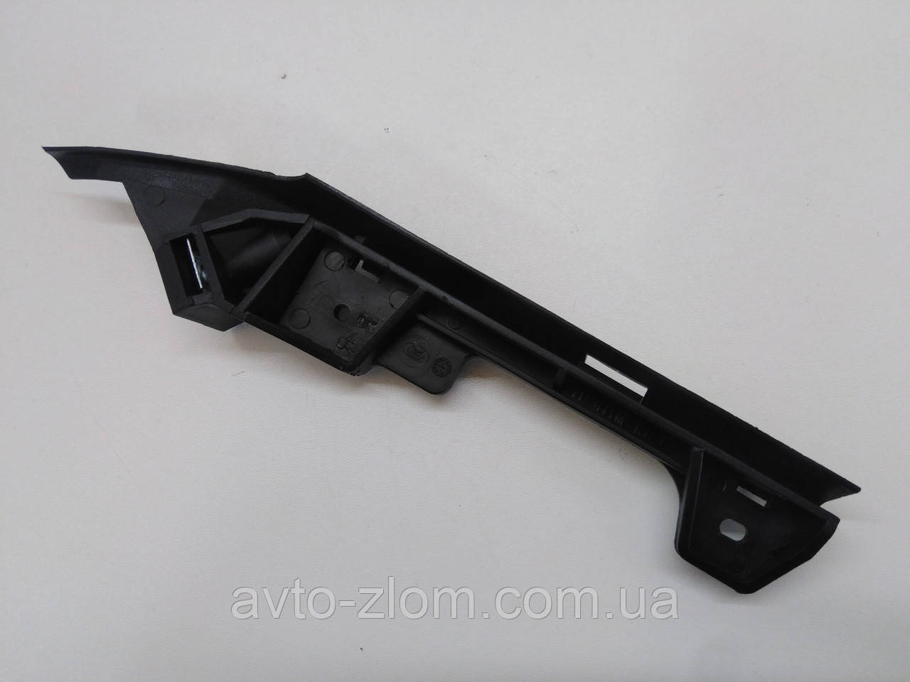 Напрямна переднього бампера Opel Astra G, Опель Астра. Правая. 90559500.