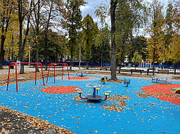 Двухслойное покрытие из ЭПДМ и СБР крошки для детской площадки, г. Харьков, парк Маяковского 4