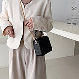 Стьобана сумка-коробочка квадратна на ланцюжку, фото 2