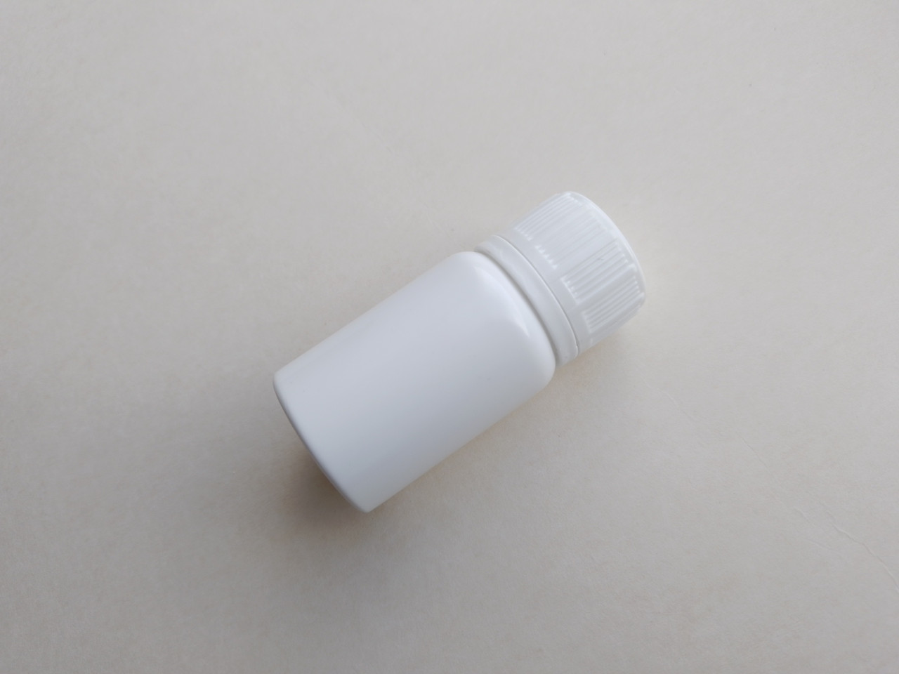 15 - 12 мл білий Поліпропілен (РР) 20/410 пляшки з контрольним кільцем з закруткою, флакони, пластмасовий кришка