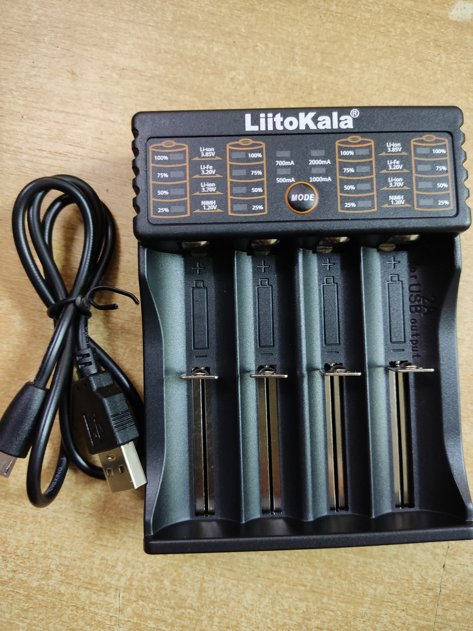LiitoKala Lii-402 універсальний зарядний пристрій 18650, ААА, ААА Li-Ion, LiFePO4, Ni-Mh PowerBank