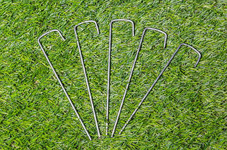 Скоби і шпильки кріплення штучної трави, системи поливу і агроволокна