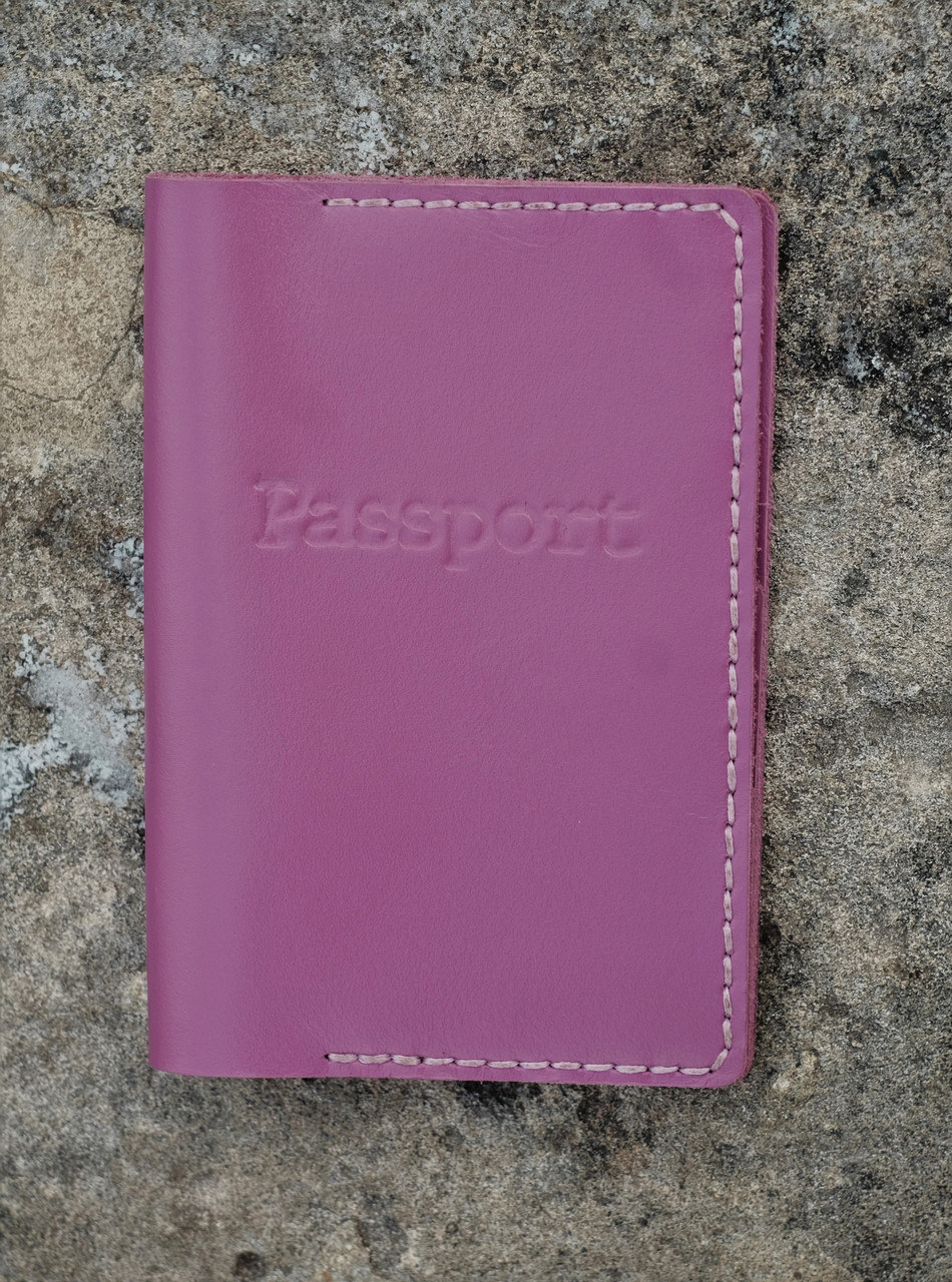 Жіноча шкіряна обкладинка на закордонний паспорт з кишенею для карток ручної роботи бузкова