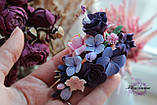Фіолетова заколка для волосся ручної роботи з квітами з полімерної глини «Чарівна мрія». Подарунок дівчні, фото 5