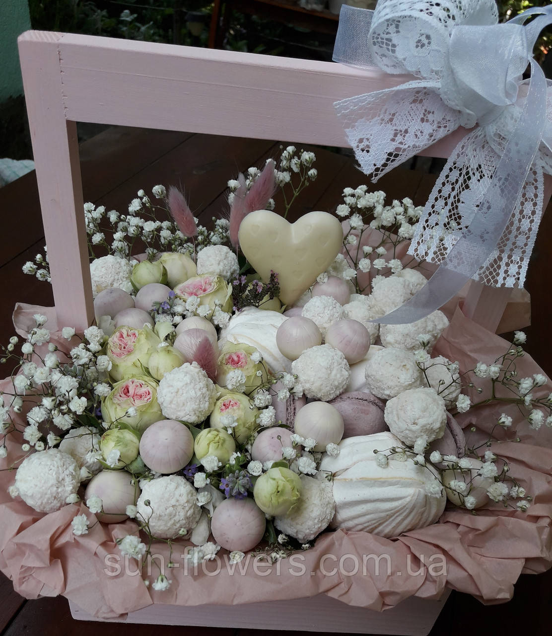 Ящик із солодощами та квітами, фото 1