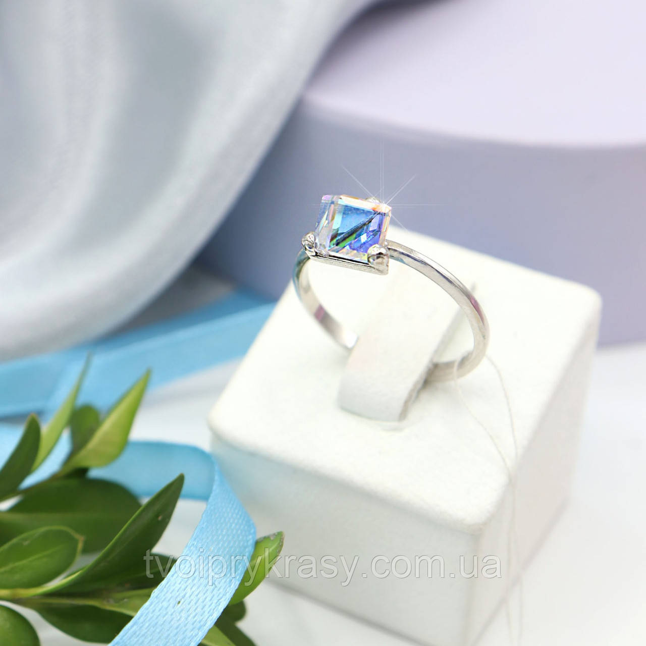 Срібна каблучка з кришталем Swarovski "Кубік"