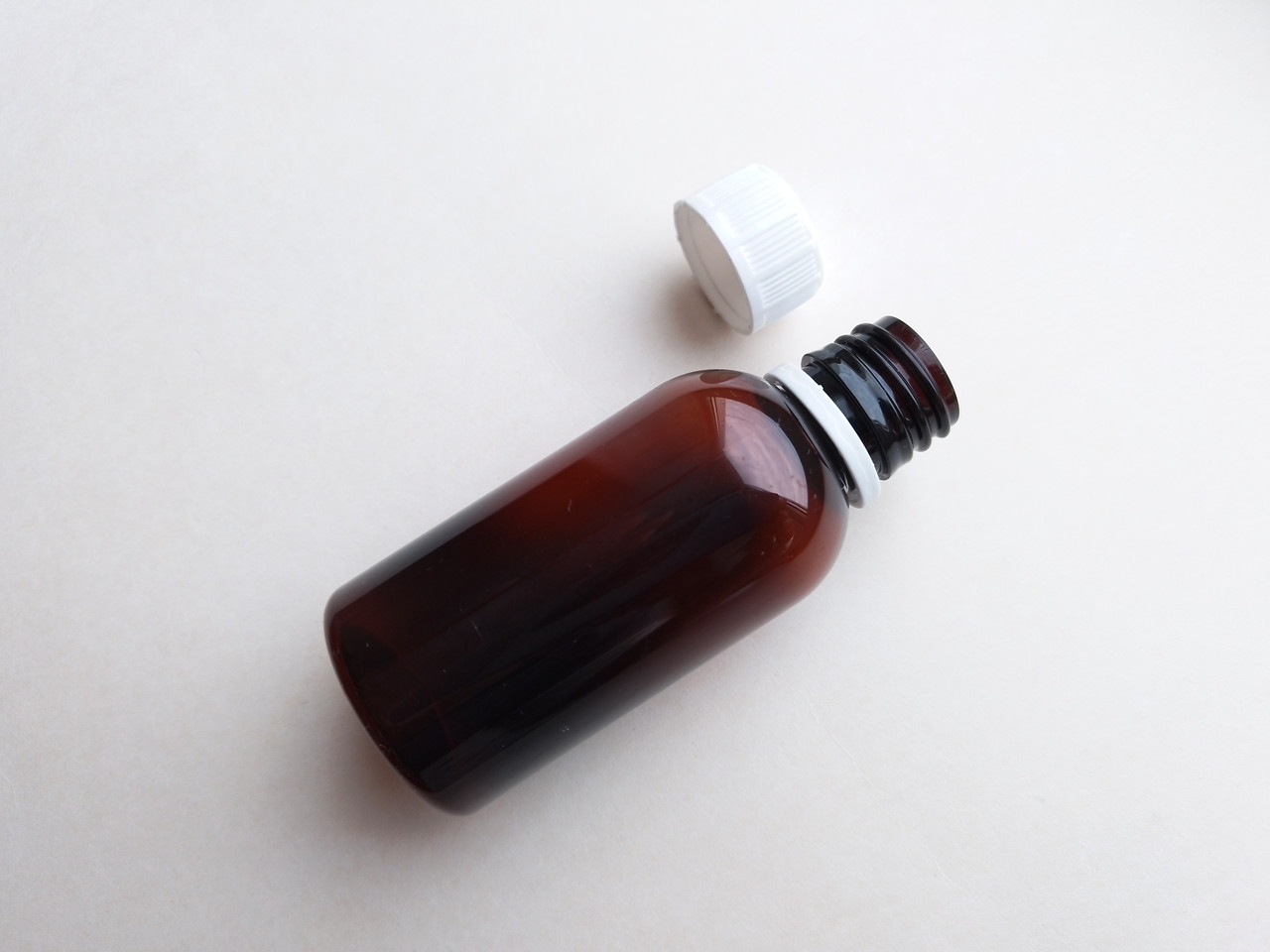 50 мл 20/410 Круглий коричневий ПЕТ флакон з кришкою білою КПВ та контрольним кільцем, пластмасовий